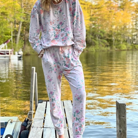 Sundry Floral Sweat Suit Sweatshirt 